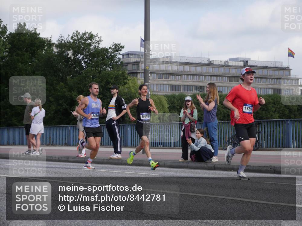 29.06.2025 - hella hamburg halbmarathon Luisa Fischer http://msf.ph/oto/8442781 29.06.2025 09:43:27 Kennedybrücke 2459, 9442, 17856, 2459, 4128, 9442, 10234 meine-sportfotos.de