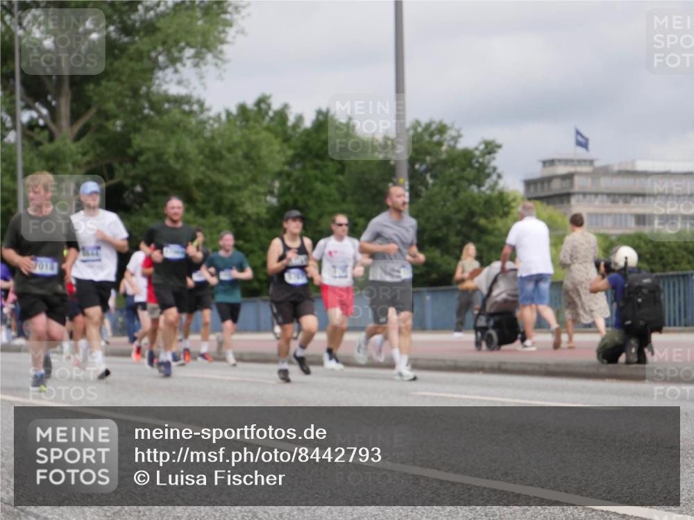 29.06.2025 - hella hamburg halbmarathon Luisa Fischer http://msf.ph/oto/8442793 29.06.2025 10:24:19 Kennedybrücke 7014, 1028, 1266, 1658, 2383, 2956, 3247, 3434, 4350, 5041, 5767, 7018, 8726, 8844, 9100, 9108, 9501, 10050 meine-sportfotos.de