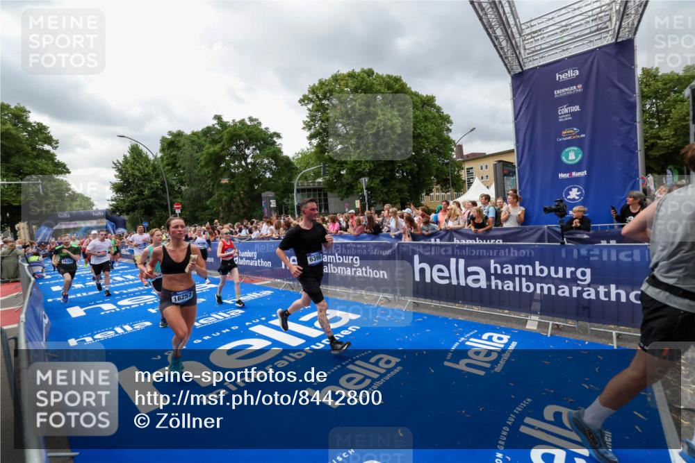29.06.2025 - hella hamburg halbmarathon Zöllner http://msf.ph/oto/8442800 29.06.2025 10:56:36 Ziel 1583, 2083, 3413, 5721, 5744, 6399, 7037, 8311, 8542, 8652, 9562, 10093, 12509, 13863, 15145, 15407, 16257, 16261, 17268, 17734, 18746, 18835, 19120 meine-sportfotos.de