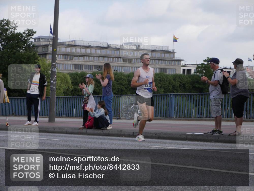 29.06.2025 - hella hamburg halbmarathon Luisa Fischer http://msf.ph/oto/8442833 29.06.2025 09:43:35 Kennedybrücke 4128, 4128, 4571, 10234 meine-sportfotos.de