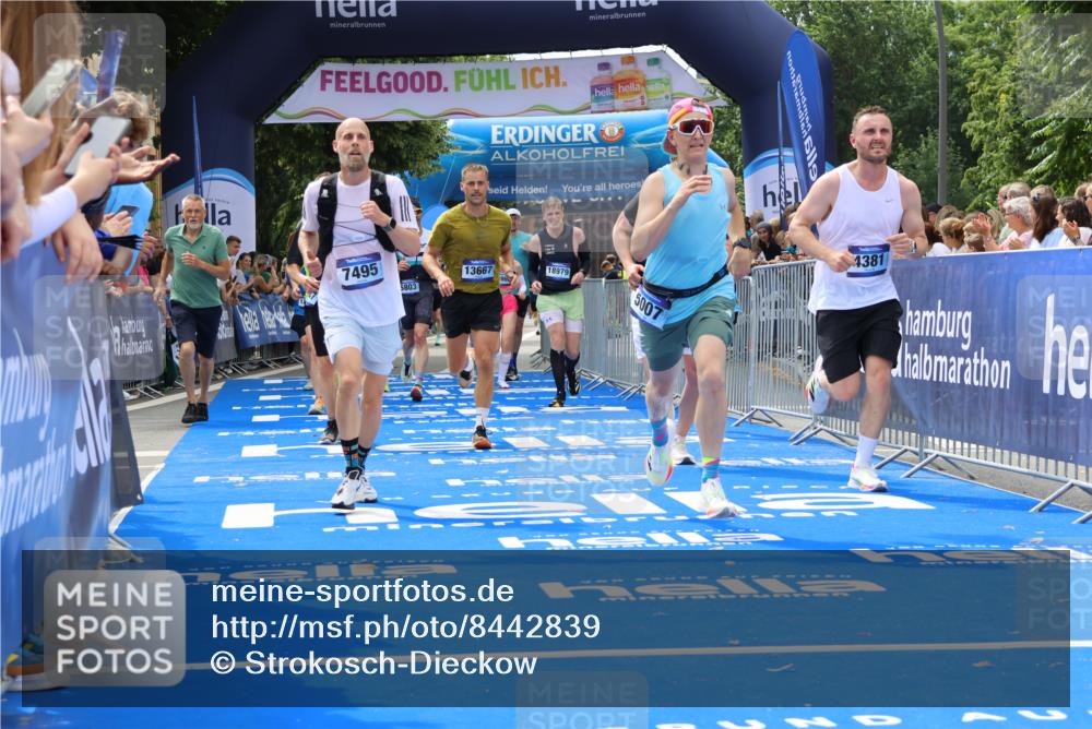 29.06.2025 - hella hamburg halbmarathon Strokosch-Dieckow http://msf.ph/oto/8442839 29.06.2025 10:40:09 Ziel 2826, 3547, 4381, 5007, 5409, 5410, 5508, 5803, 5916, 7495, 8465, 8933, 10968, 11731, 12091, 12704, 13514, 13667, 14699, 15424, 17973, 18614, 18979 meine-sportfotos.de