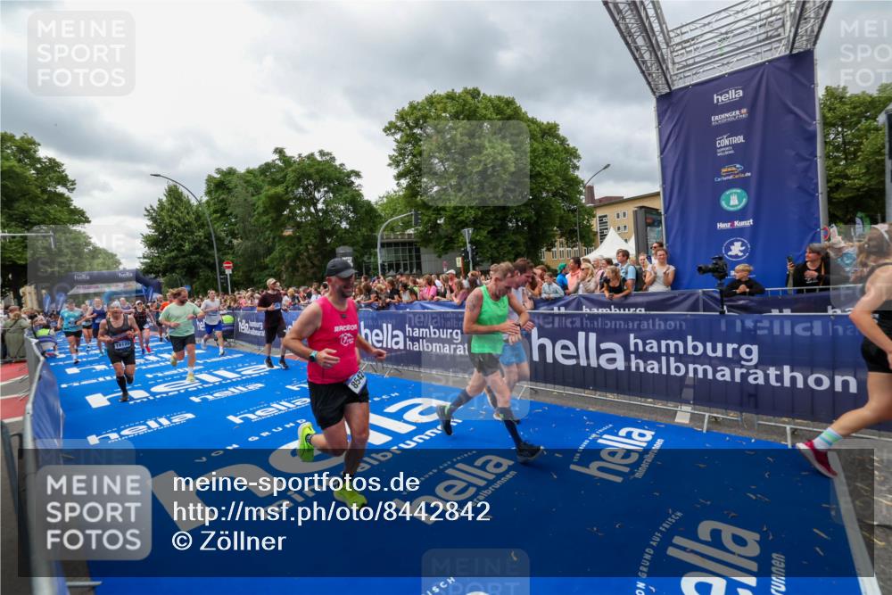 29.06.2025 - hella hamburg halbmarathon Zöllner http://msf.ph/oto/8442842 29.06.2025 10:56:40 Ziel 2083, 3413, 4152, 5721, 5744, 6416, 6759, 7037, 7646, 8311, 8542, 8652, 8744, 9488, 9562, 10093, 11083, 11870, 12509, 13863, 15145, 17259, 18340, 18899, 19120 meine-sportfotos.de