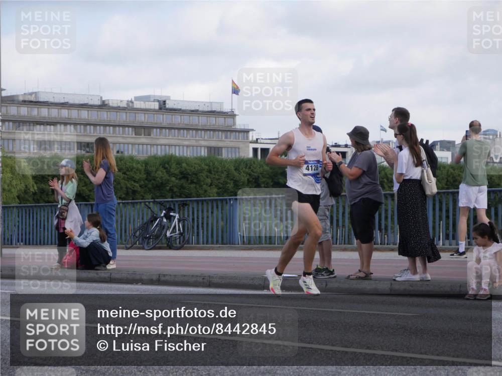 29.06.2025 - hella hamburg halbmarathon Luisa Fischer http://msf.ph/oto/8442845 29.06.2025 09:43:36 Kennedybrücke 4128, 4128, 4571, 10234, 10780 meine-sportfotos.de