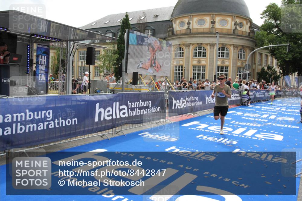 29.06.2025 - hella hamburg halbmarathon Michael Strokosch http://msf.ph/oto/8442847 29.06.2025 10:25:07 Ziel 2483, 11078, 15483 meine-sportfotos.de