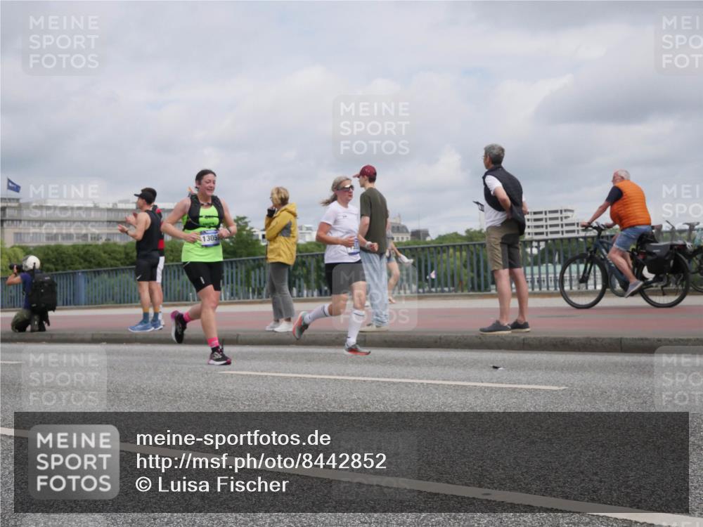 29.06.2025 - hella hamburg halbmarathon Luisa Fischer http://msf.ph/oto/8442852 29.06.2025 10:24:29 Kennedybrücke 1305, 1028, 2635, 2956, 4786, 5373, 5395, 7553, 7781, 8095, 9108, 9624 meine-sportfotos.de