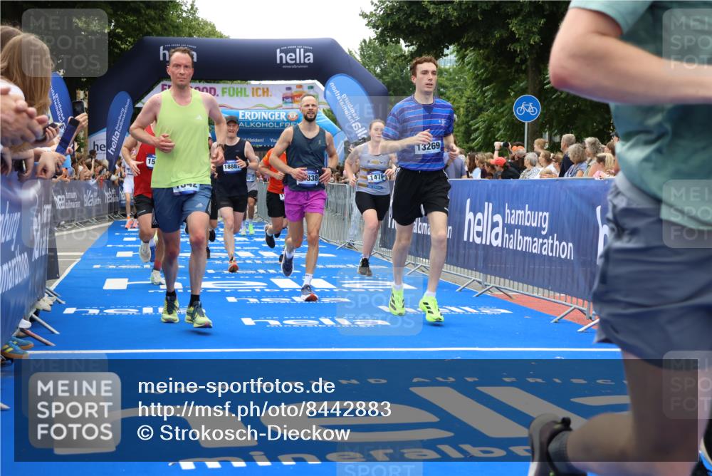 29.06.2025 - hella hamburg halbmarathon Strokosch-Dieckow http://msf.ph/oto/8442883 29.06.2025 10:49:25 Ziel 1342, 1476, 2592, 2596, 2878, 4183, 4185, 8437, 8689, 8813, 10189, 11339, 11340, 11779, 11819, 12094, 12670, 13233, 13269, 14526, 14838, 15422, 15784, 15857, 15894, 15966, 16114, 16592, 16891, 18476, 18887, 18960 meine-sportfotos.de