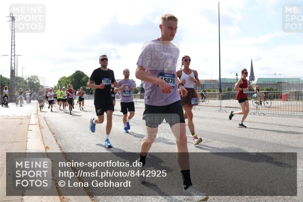29.06.2025 - hella hamburg halbmarathon Lena Gebhardt http://msf.ph/oto/8442925 29.06.2025 09:53:07 Lombardsbrücke 1391, 18476, 5879, 1735, 121, 1012, 1070, 1163, 1176, 1391, 1415, 1466, 1558, 1613, 1735, 1750, 1759, 1782, 2048, 2189, 2213, 2233, 2234, 2590, 2788, 2970, 3021, 3098, 3109, 3124, 3304, 3907, 3917, 3928, 4080, 4091, 4277, 4497, 4553, 4691, 4933, 4981, 4997, 5007, 5022, 5132, 5476, 5477, 5623, 5624, 5682, 6081, 6152, 6203, 6460, 6712, 6716, 7005, 7093, 7147, 7191, 7204, 7322, 7325, 7450, 7451, 7599, 7765, 7843, 8063, 8145, 8467, 8664, 9126 meine-sportfotos.de