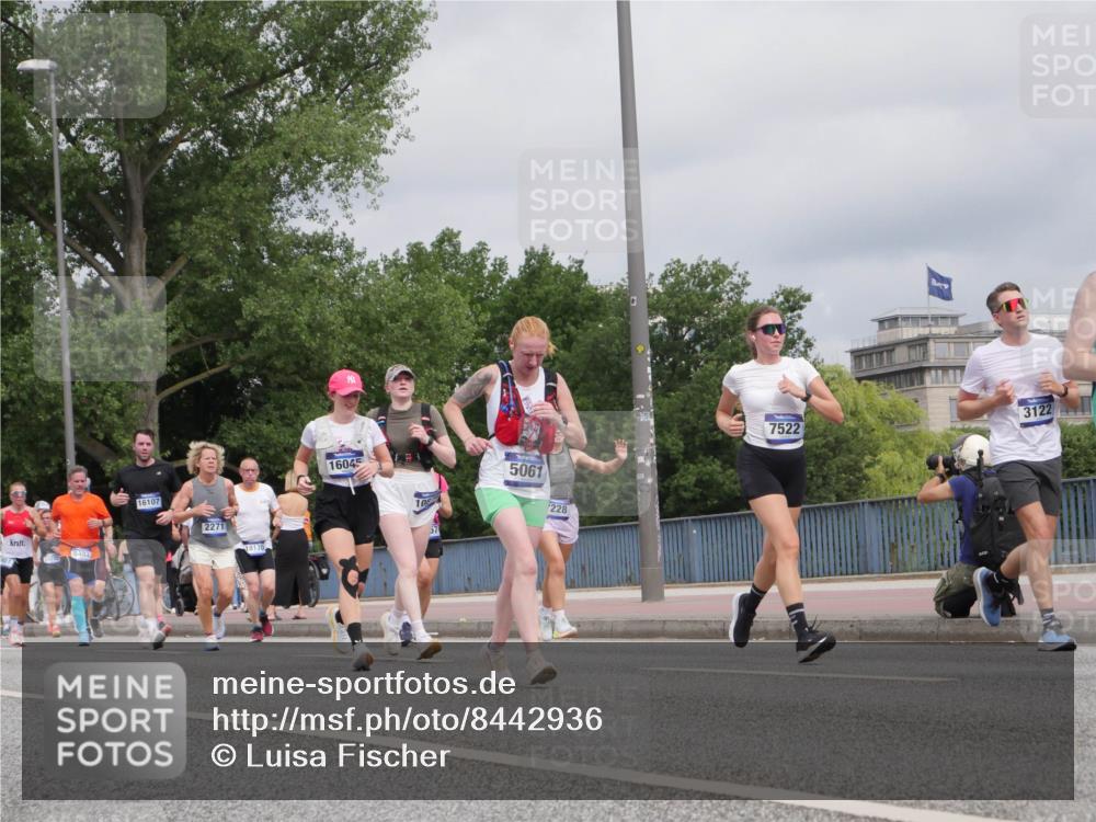 29.06.2025 - hella hamburg halbmarathon Luisa Fischer http://msf.ph/oto/8442936 29.06.2025 10:24:39 Kennedybrücke 401, 5493, 16107, 2271, 18170, 16045, 10, 5061, 228, 7522, 3122, 1401, 2271, 2635, 3122, 3817, 4786, 5061, 5395, 5493, 5957, 6086, 7228, 7522, 7781, 8095, 9499, 9624, 10374, 10874 meine-sportfotos.de