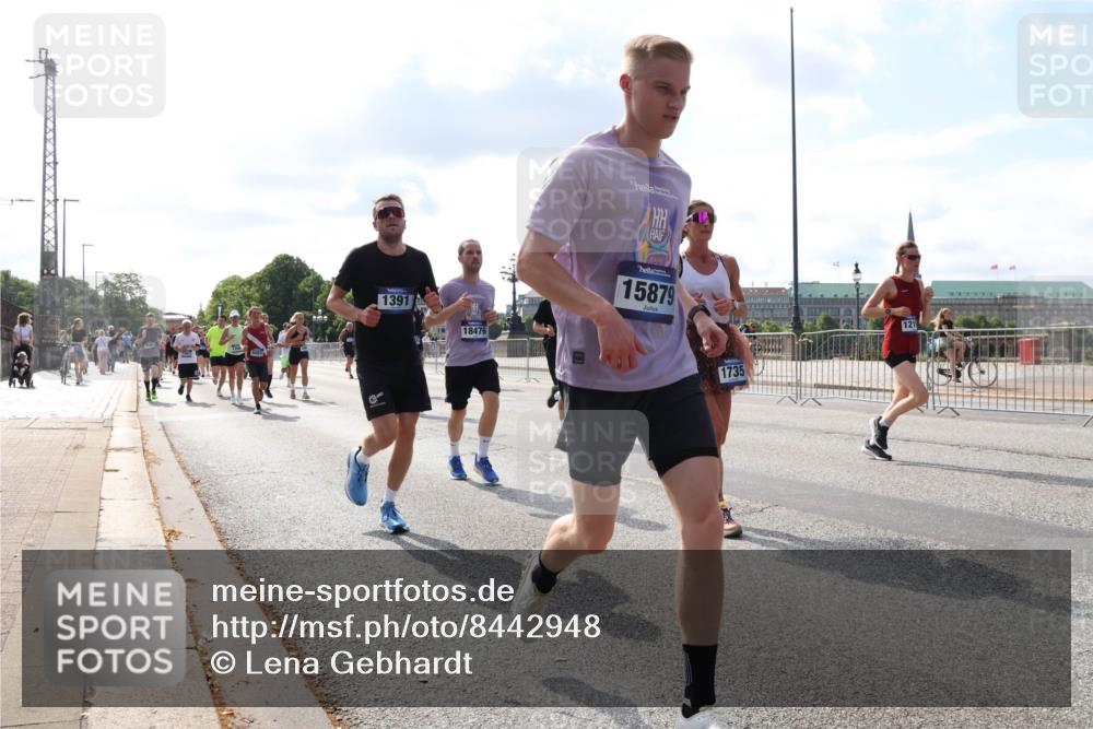 29.06.2025 - hella hamburg halbmarathon Lena Gebhardt http://msf.ph/oto/8442948 29.06.2025 09:53:07 Lombardsbrücke 1391, 18476, 15879, 9, 1735, 1012, 1070, 1163, 1176, 1391, 1415, 1466, 1558, 1613, 1735, 1750, 1759, 1782, 2048, 2189, 2213, 2233, 2234, 2590, 2788, 2970, 3021, 3098, 3109, 3124, 3304, 3907, 3917, 3928, 4080, 4091, 4277, 4497, 4553, 4691, 4933, 4981, 4997, 5007, 5022, 5132, 5476, 5477, 5623, 5624, 5682, 6081, 6152, 6203, 6460, 6712, 6716, 7005, 7093, 7147, 7191, 7204, 7322, 7325, 7450, 7451, 7599, 7765, 7843, 8063, 8145, 8467, 8664, 9126 meine-sportfotos.de