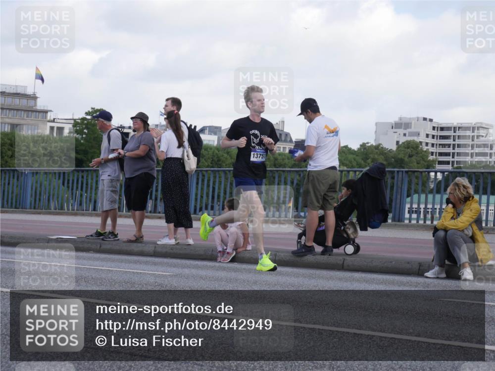 29.06.2025 - hella hamburg halbmarathon Luisa Fischer http://msf.ph/oto/8442949 29.06.2025 09:43:48 Kennedybrücke 13751, 2892, 6559, 7862, 10780 meine-sportfotos.de