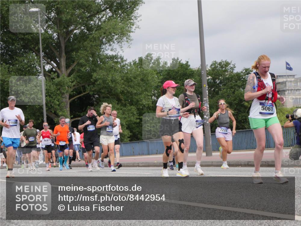 29.06.2025 - hella hamburg halbmarathon Luisa Fischer http://msf.ph/oto/8442954 29.06.2025 10:24:40 Kennedybrücke 16600, 9499, 5493, 16107, 2271, 5, 10874, 7228, 5061, 1401, 2271, 3122, 3817, 4697, 4786, 5061, 5395, 5493, 5957, 6086, 7228, 7522, 7781, 8095, 8286, 9499, 9624, 10374, 10874 meine-sportfotos.de