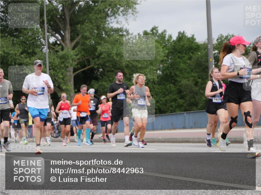 29.06.2025 - hella hamburg halbmarathon Luisa Fischer http://msf.ph/oto/8442963 29.06.2025 10:24:40 Kennedybrücke 6600, 6586, 5493, 3817, 16107, 2271, 1449, 45, 1401, 2271, 3122, 3817, 4697, 4786, 5061, 5395, 5493, 5957, 6086, 7228, 7522, 7781, 8095, 8286, 9499, 9624, 10374, 10874 meine-sportfotos.de