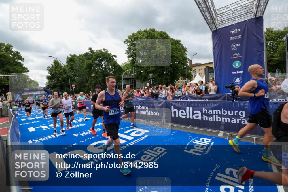 29.06.2025 - hella hamburg halbmarathon Zöllner http://msf.ph/oto/8442985 29.06.2025 10:56:45 Ziel 4152, 6416, 6759, 7037, 7646, 8311, 8744, 8825, 8996, 9488, 11083, 11870, 14369, 14461, 15134, 15145, 15431, 15712, 16043, 16121, 17259, 18340, 18634, 18899 meine-sportfotos.de