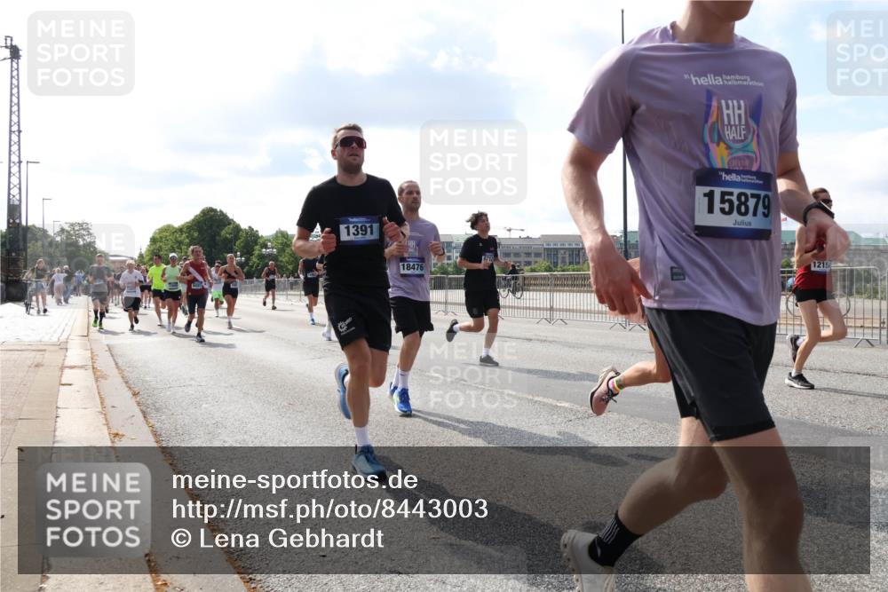 29.06.2025 - hella hamburg halbmarathon Lena Gebhardt http://msf.ph/oto/8443003 29.06.2025 09:53:07 Lombardsbrücke 1391, 18476, 15879, 12154, 1012, 1070, 1163, 1176, 1391, 1415, 1466, 1558, 1613, 1735, 1750, 1759, 1782, 2048, 2189, 2213, 2233, 2234, 2590, 2788, 2970, 3021, 3098, 3109, 3124, 3304, 3907, 3917, 3928, 4080, 4091, 4277, 4497, 4553, 4691, 4933, 4981, 4997, 5007, 5022, 5132, 5476, 5477, 5623, 5624, 5682, 6081, 6152, 6203, 6460, 6712, 6716, 7005, 7093, 7147, 7191, 7204, 7322, 7325, 7450, 7451, 7599, 7765, 7843, 8063, 8145, 8467, 8664, 9126 meine-sportfotos.de