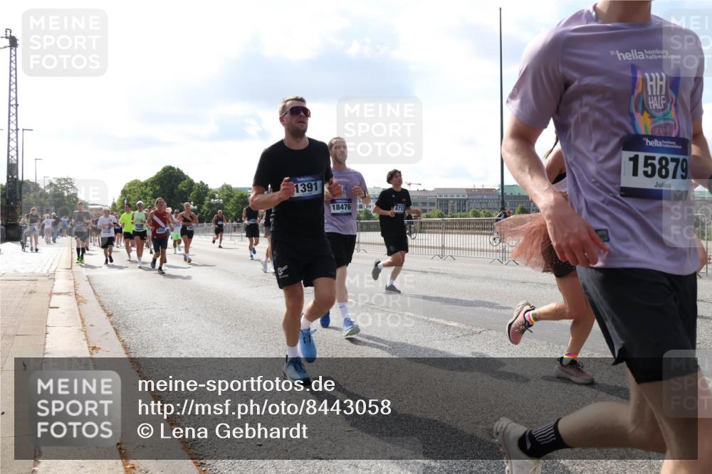 29.06.2025 - hella hamburg halbmarathon Lena Gebhardt http://msf.ph/oto/8443058 29.06.2025 09:53:07 Lombardsbrücke 1391, 18476, 6712, 15879, 1012, 1070, 1163, 1176, 1391, 1415, 1466, 1558, 1613, 1735, 1750, 1759, 1782, 2048, 2189, 2213, 2233, 2234, 2590, 2788, 2970, 3021, 3098, 3109, 3124, 3304, 3907, 3917, 3928, 4080, 4091, 4277, 4497, 4553, 4691, 4933, 4981, 4997, 5007, 5022, 5132, 5476, 5477, 5623, 5624, 5682, 6081, 6152, 6203, 6460, 6712, 6716, 7005, 7093, 7147, 7191, 7204, 7322, 7325, 7450, 7451, 7599, 7765, 7843, 8063, 8145, 8467, 8664, 9126 meine-sportfotos.de