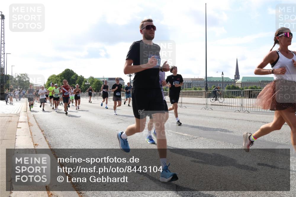 29.06.2025 - hella hamburg halbmarathon Lena Gebhardt http://msf.ph/oto/8443104 29.06.2025 09:53:07 Lombardsbrücke 1012, 1070, 1163, 1176, 1391, 1415, 1466, 1558, 1613, 1735, 1750, 1759, 1782, 2048, 2189, 2213, 2233, 2234, 2590, 2788, 2970, 3021, 3098, 3109, 3124, 3304, 3907, 3917, 3928, 4080, 4091, 4277, 4497, 4553, 4691, 4933, 4981, 4997, 5007, 5022, 5132, 5476, 5477, 5623, 5624, 5682, 6081, 6152, 6203, 6460, 6712, 6716, 7005, 7093, 7147, 7191, 7204, 7322, 7325, 7450, 7451, 7599, 7765, 7843, 8063, 8145, 8467, 8664, 9126 meine-sportfotos.de