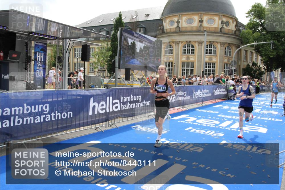 29.06.2025 - hella hamburg halbmarathon Michael Strokosch http://msf.ph/oto/8443111 29.06.2025 10:25:19 Ziel 8376, 11994, 14113, 16484 meine-sportfotos.de