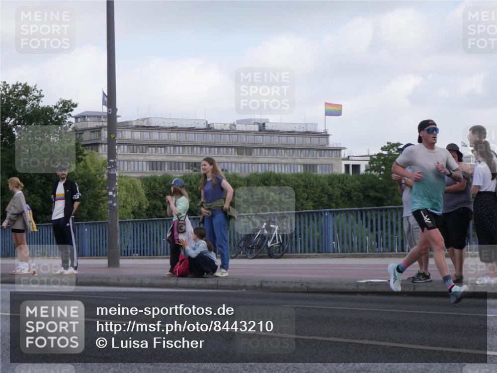 29.06.2025 - hella hamburg halbmarathon Luisa Fischer http://msf.ph/oto/8443210 29.06.2025 09:44:10 Kennedybrücke 1241, 2604, 10485 meine-sportfotos.de