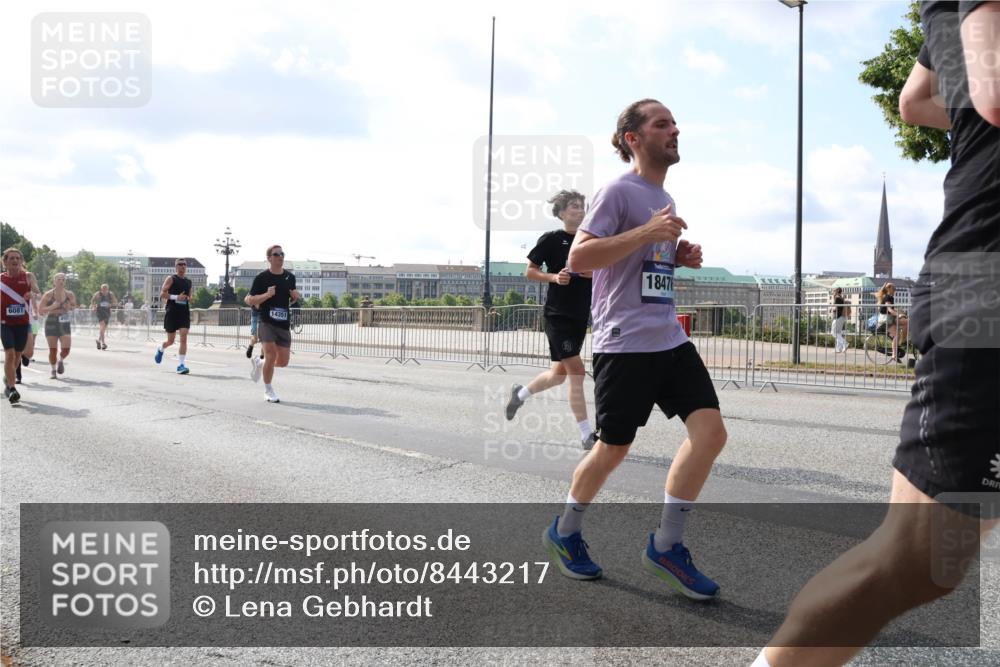 29.06.2025 - hella hamburg halbmarathon Lena Gebhardt http://msf.ph/oto/8443217 29.06.2025 09:53:08 Lombardsbrücke 6081, 14351, 18476, 1012, 1070, 1163, 1176, 1391, 1415, 1466, 1558, 1613, 1735, 1750, 1759, 1782, 2048, 2189, 2213, 2233, 2234, 2590, 2788, 2970, 3021, 3098, 3109, 3124, 3304, 3907, 3917, 3928, 4080, 4091, 4277, 4497, 4553, 4691, 4933, 4981, 4997, 5007, 5022, 5132, 5476, 5477, 5623, 5624, 5682, 6081, 6152, 6203, 6460, 6712, 6716, 7005, 7093, 7147, 7191, 7204, 7322, 7325, 7450, 7451, 7599, 7765, 7843, 8063, 8145, 8467, 8664, 9126 meine-sportfotos.de