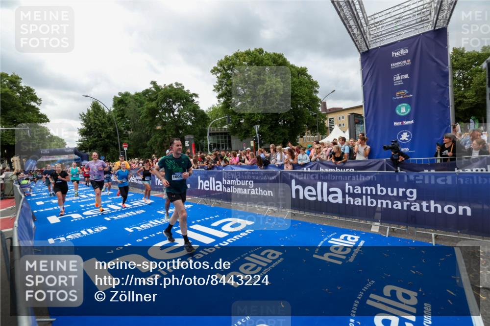 29.06.2025 - hella hamburg halbmarathon Zöllner http://msf.ph/oto/8443224 29.06.2025 10:56:49 Ziel 2378, 3836, 7646, 8825, 8996, 9488, 11870, 13816, 14369, 14461, 15134, 15431, 15712, 16008, 16009, 16043, 16121, 17133, 18634 meine-sportfotos.de