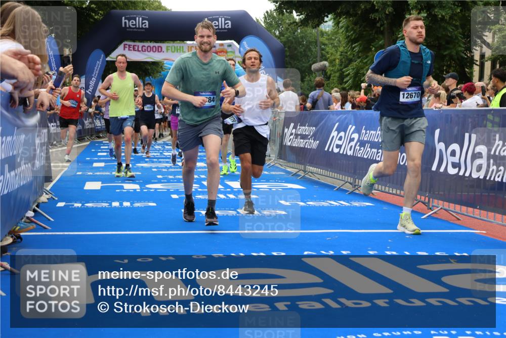 29.06.2025 - hella hamburg halbmarathon Strokosch-Dieckow http://msf.ph/oto/8443245 29.06.2025 10:49:23 Ziel 1342, 1476, 2878, 4183, 4185, 6158, 8437, 8689, 8813, 10053, 10189, 11339, 11779, 11819, 12094, 12670, 13269, 14526, 14838, 15422, 15784, 15894, 15966, 16891, 18476, 18887, 18960 meine-sportfotos.de