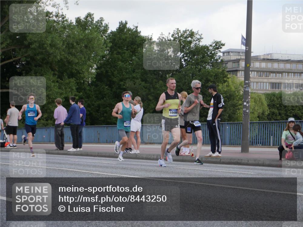 29.06.2025 - hella hamburg halbmarathon Luisa Fischer http://msf.ph/oto/8443250 29.06.2025 09:44:16 Kennedybrücke 18569, 18124, 10485, 2604, 2604, 10485 meine-sportfotos.de