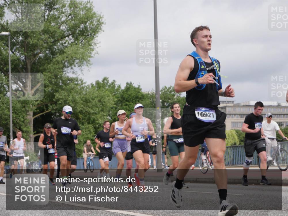 29.06.2025 - hella hamburg halbmarathon Luisa Fischer http://msf.ph/oto/8443252 29.06.2025 10:25:05 Kennedybrücke 17159, 9002, 7375, 28, 1616, 10921, 4289, 1158, 1668, 1958, 2009, 3825, 3826, 4046, 4289, 5641, 7375, 7612, 7672, 8431, 8860, 8896, 9002, 9062, 9327, 9635, 9788 meine-sportfotos.de