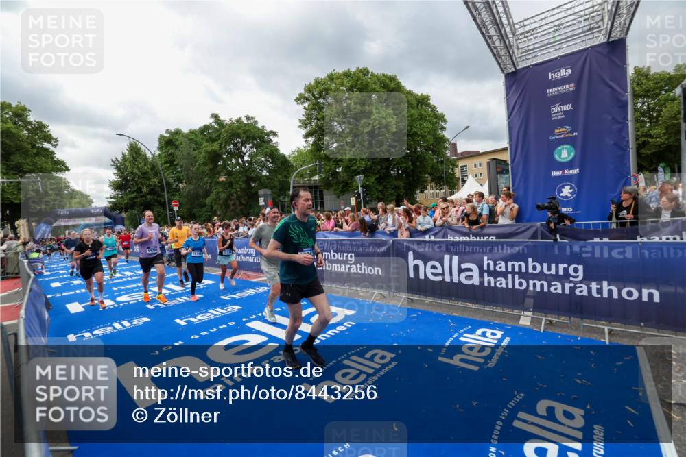 29.06.2025 - hella hamburg halbmarathon Zöllner http://msf.ph/oto/8443256 29.06.2025 10:56:49 Ziel 2378, 3836, 7646, 8825, 8996, 9488, 11870, 13816, 14369, 14461, 15134, 15431, 15712, 16008, 16009, 16043, 16121, 17133, 18634 meine-sportfotos.de