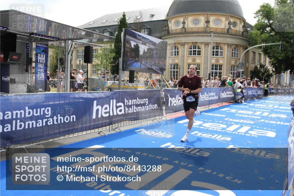 29.06.2025 - hella hamburg halbmarathon Michael Strokosch http://msf.ph/oto/8443288 29.06.2025 10:25:27 Ziel 12067 meine-sportfotos.de