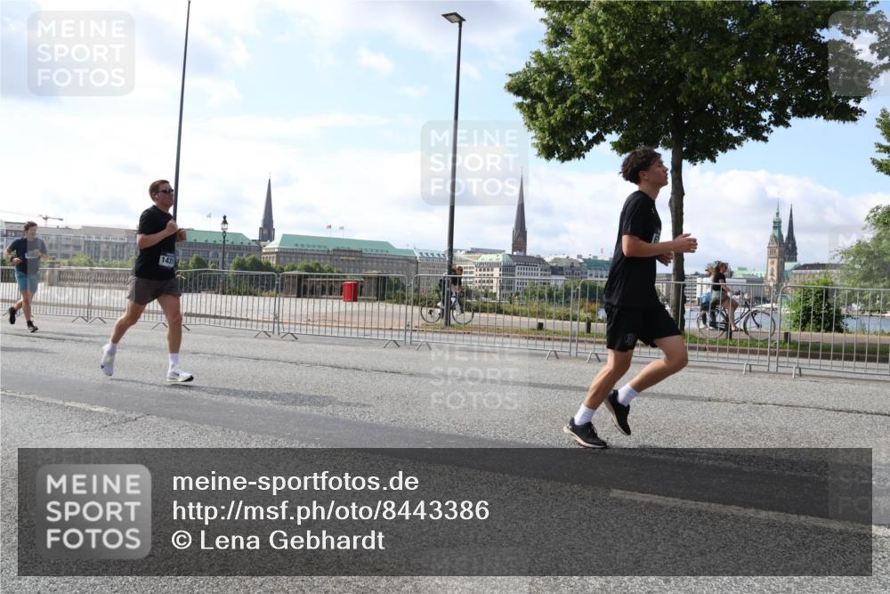 29.06.2025 - hella hamburg halbmarathon Lena Gebhardt http://msf.ph/oto/8443386 29.06.2025 09:53:09 Lombardsbrücke 1435, 1012, 1070, 1163, 1176, 1391, 1466, 1558, 1613, 1735, 1750, 1759, 1782, 2048, 2189, 2213, 2233, 2234, 2590, 2788, 2970, 3021, 3098, 3109, 3124, 3304, 3907, 3917, 3928, 4080, 4091, 4277, 4497, 4553, 4691, 4933, 4981, 4997, 5022, 5132, 5476, 5477, 5623, 5624, 5682, 6081, 6152, 6203, 6460, 6712, 6716, 7005, 7093, 7147, 7191, 7204, 7322, 7325, 7450, 7599, 7765, 7843, 8063, 8145, 8467, 8664, 9126 meine-sportfotos.de