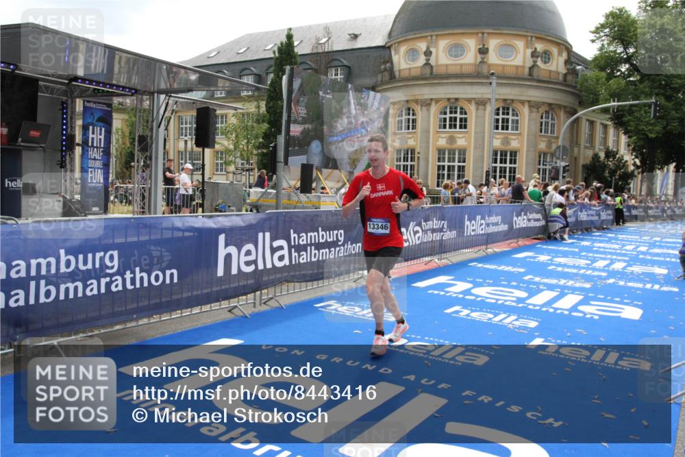 29.06.2025 - hella hamburg halbmarathon Michael Strokosch http://msf.ph/oto/8443416 29.06.2025 10:25:37 Ziel 4338, 13346 meine-sportfotos.de