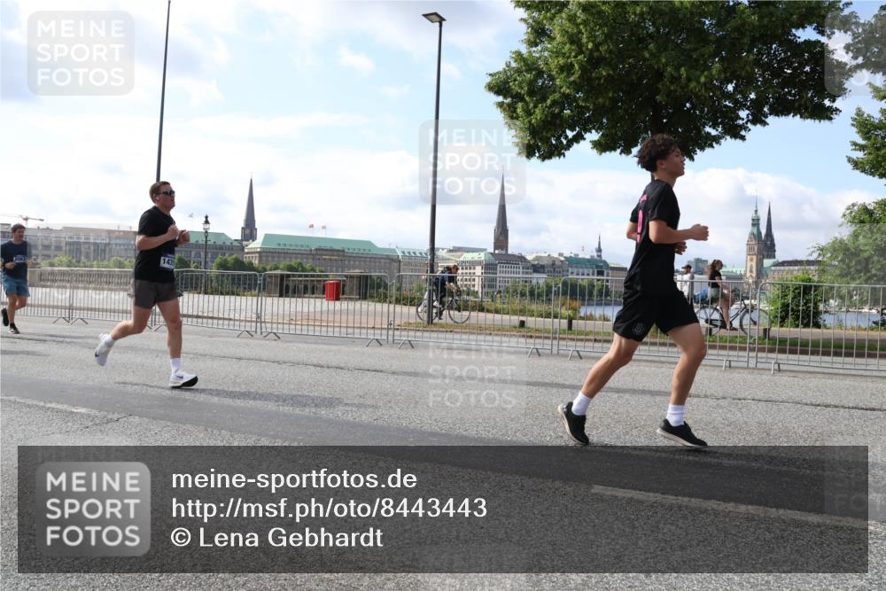 29.06.2025 - hella hamburg halbmarathon Lena Gebhardt http://msf.ph/oto/8443443 29.06.2025 09:53:09 Lombardsbrücke 1012, 1070, 1163, 1176, 1391, 1466, 1558, 1613, 1735, 1750, 1759, 1782, 2048, 2189, 2213, 2233, 2234, 2590, 2788, 2970, 3021, 3098, 3109, 3124, 3304, 3907, 3917, 3928, 4080, 4091, 4277, 4497, 4553, 4691, 4933, 4981, 4997, 5022, 5132, 5476, 5477, 5623, 5624, 5682, 6081, 6152, 6203, 6460, 6712, 6716, 7005, 7093, 7147, 7191, 7204, 7322, 7325, 7450, 7599, 7765, 7843, 8063, 8145, 8467, 8664, 9126 meine-sportfotos.de