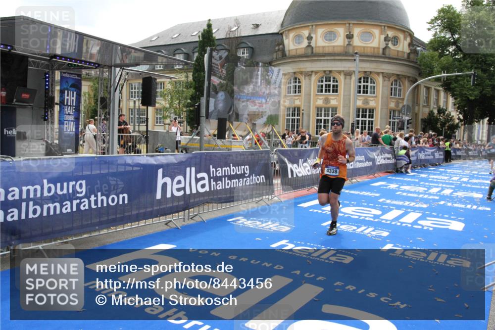 29.06.2025 - hella hamburg halbmarathon Michael Strokosch http://msf.ph/oto/8443456 29.06.2025 10:25:44 Ziel 4338, 11228, 14107 meine-sportfotos.de