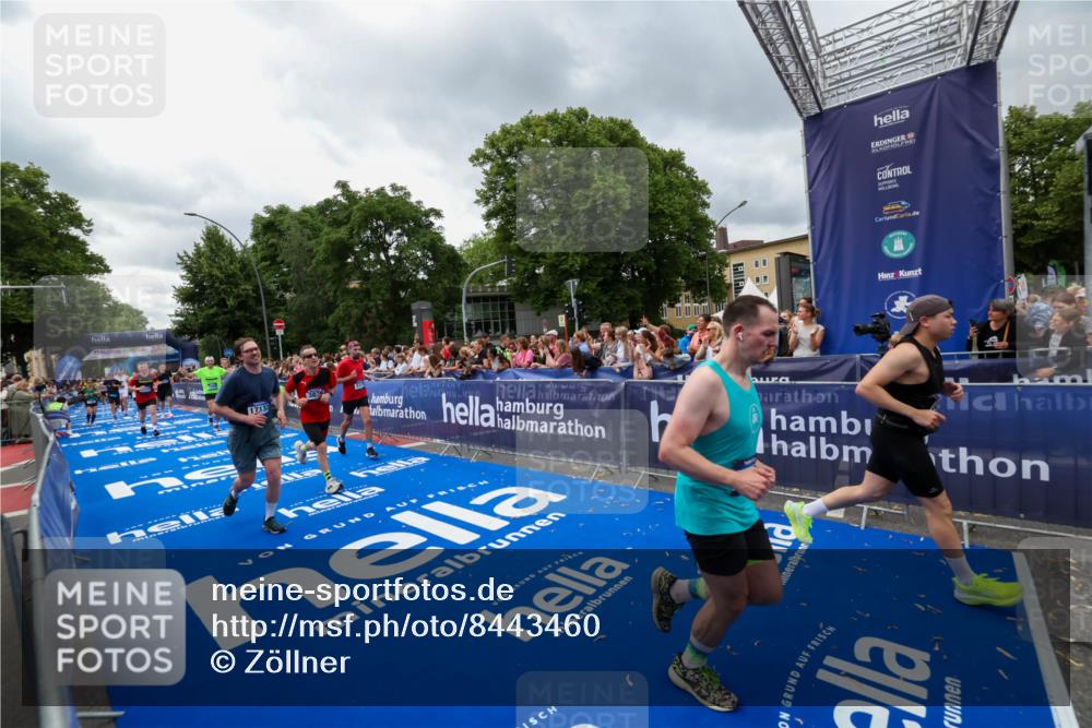 29.06.2025 - hella hamburg halbmarathon Zöllner http://msf.ph/oto/8443460 29.06.2025 10:56:53 Ziel 1955, 2378, 2741, 3836, 5418, 6835, 7716, 8825, 13816, 14461, 15431, 16008, 16009, 16679, 17133 meine-sportfotos.de
