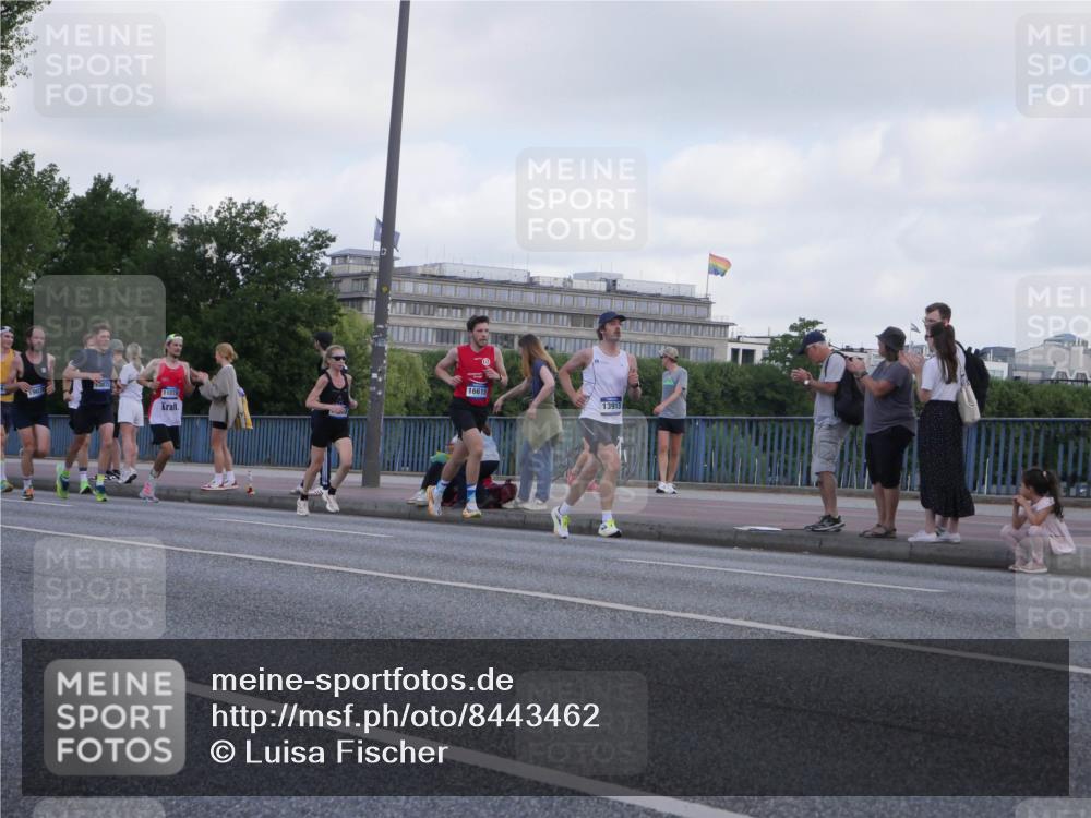 29.06.2025 - hella hamburg halbmarathon Luisa Fischer http://msf.ph/oto/8443462 29.06.2025 09:44:43 Kennedybrücke 1907, 11078, 16615, 13913, 5612, 7331, 7855, 9269, 10468 meine-sportfotos.de
