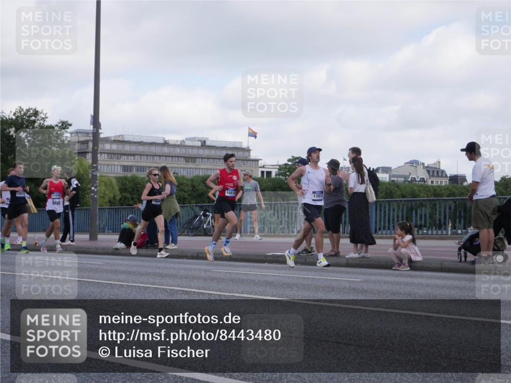 29.06.2025 - hella hamburg halbmarathon Luisa Fischer http://msf.ph/oto/8443480 29.06.2025 09:44:44 Kennedybrücke 13872, 16615, 11078, 13913, 10468, 5612, 7331, 7855, 9269, 10468 meine-sportfotos.de