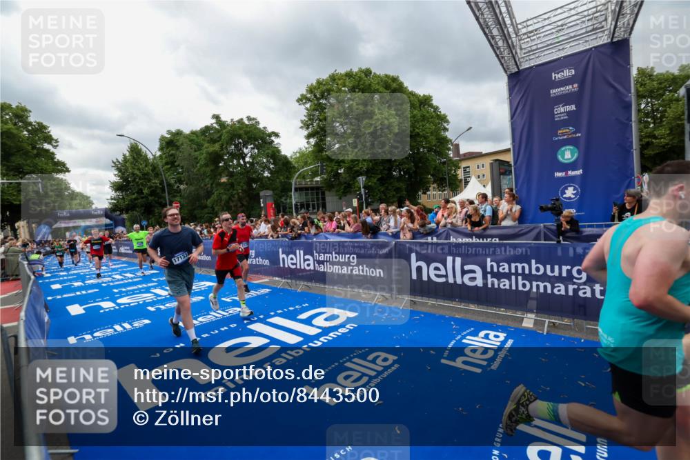 29.06.2025 - hella hamburg halbmarathon Zöllner http://msf.ph/oto/8443500 29.06.2025 10:56:53 Ziel 1955, 2378, 2741, 3836, 5418, 6835, 7716, 8825, 13816, 14461, 15431, 16008, 16009, 16679, 17133 meine-sportfotos.de