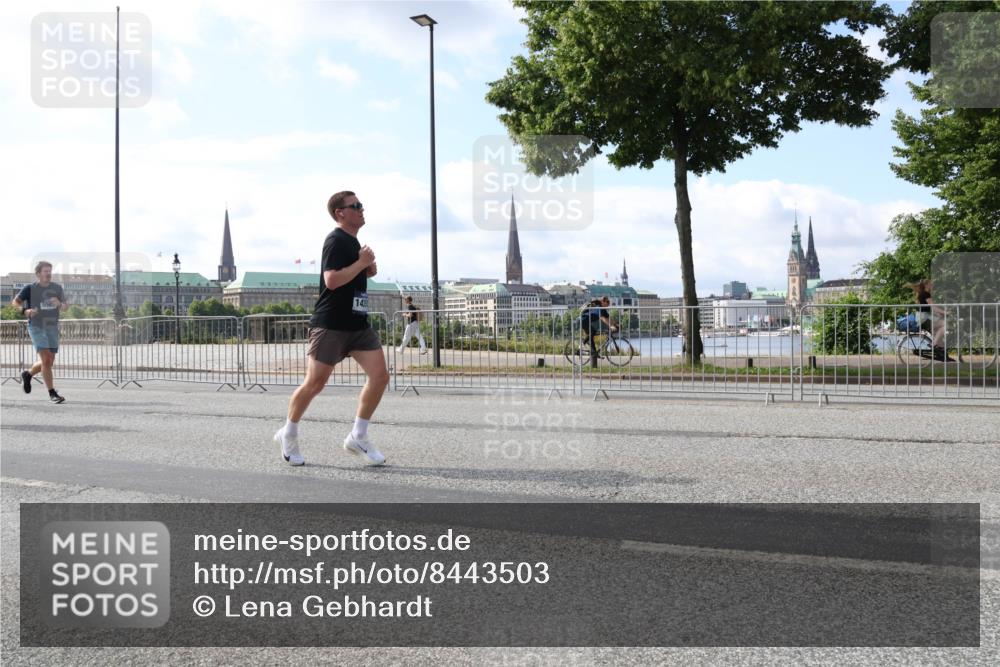 29.06.2025 - hella hamburg halbmarathon Lena Gebhardt http://msf.ph/oto/8443503 29.06.2025 09:53:09 Lombardsbrücke 1012, 1070, 1163, 1176, 1391, 1466, 1558, 1613, 1735, 1750, 1759, 1782, 2048, 2189, 2213, 2233, 2234, 2590, 2788, 2970, 3021, 3098, 3109, 3124, 3304, 3907, 3917, 3928, 4080, 4091, 4277, 4497, 4553, 4691, 4933, 4981, 4997, 5022, 5132, 5476, 5477, 5623, 5624, 5682, 6081, 6152, 6203, 6460, 6712, 6716, 7005, 7093, 7147, 7191, 7204, 7322, 7325, 7450, 7599, 7765, 7843, 8063, 8145, 8467, 8664, 9126 meine-sportfotos.de