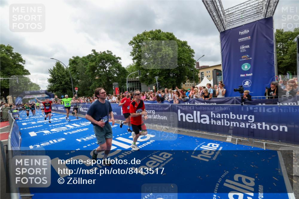 29.06.2025 - hella hamburg halbmarathon Zöllner http://msf.ph/oto/8443517 29.06.2025 10:56:54 Ziel 1955, 2378, 2741, 3836, 5418, 6835, 7716, 8825, 13816, 14461, 16008, 16009, 16620, 16679, 17133 meine-sportfotos.de