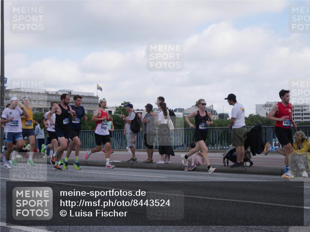 29.06.2025 - hella hamburg halbmarathon Luisa Fischer http://msf.ph/oto/8443524 29.06.2025 09:44:45 Kennedybrücke 1907, 872, 19041, 17614, 16615, 10468, 5612, 7331, 7855, 9269, 10468 meine-sportfotos.de