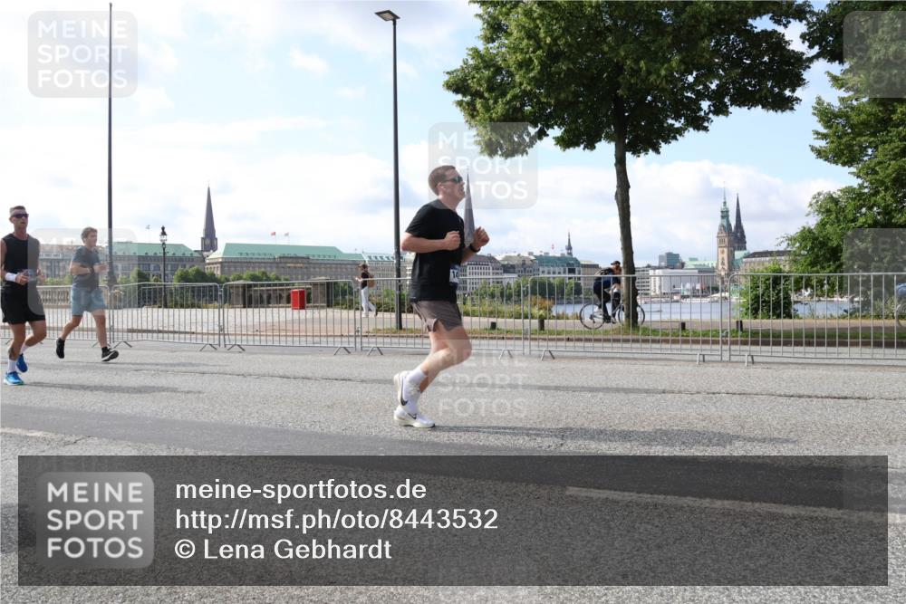 29.06.2025 - hella hamburg halbmarathon Lena Gebhardt http://msf.ph/oto/8443532 29.06.2025 09:53:10 Lombardsbrücke 1012, 1070, 1163, 1176, 1391, 1466, 1558, 1613, 1735, 1750, 1759, 1782, 2048, 2189, 2213, 2233, 2234, 2590, 2623, 2788, 2970, 3021, 3098, 3109, 3124, 3304, 3907, 3917, 3928, 4080, 4091, 4277, 4497, 4553, 4691, 4933, 4981, 4997, 5022, 5132, 5476, 5477, 5623, 5624, 5682, 5692, 6081, 6152, 6203, 6375, 6460, 6712, 6716, 7005, 7093, 7147, 7191, 7204, 7322, 7325, 7450, 7599, 7765, 7843, 8063, 8145, 8467, 8664, 9126 meine-sportfotos.de