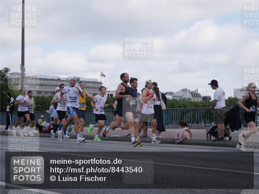 29.06.2025 - hella hamburg halbmarathon Luisa Fischer http://msf.ph/oto/8443540 29.06.2025 09:44:46 Kennedybrücke 9042, 7331, 9269, 19041, 1, 7614, 1905, 13872, 11078, 10468, 5612, 7331, 7855, 9269, 10468 meine-sportfotos.de
