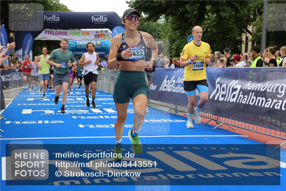29.06.2025 - hella hamburg halbmarathon Strokosch-Dieckow http://msf.ph/oto/8443551 29.06.2025 10:49:22 Ziel 1342, 1476, 2878, 4183, 4185, 6158, 8437, 8813, 9348, 10053, 10189, 11339, 11779, 11819, 12670, 13269, 13450, 14526, 14838, 15422, 15784, 15894, 15966, 16891, 18476, 18887, 18960 meine-sportfotos.de