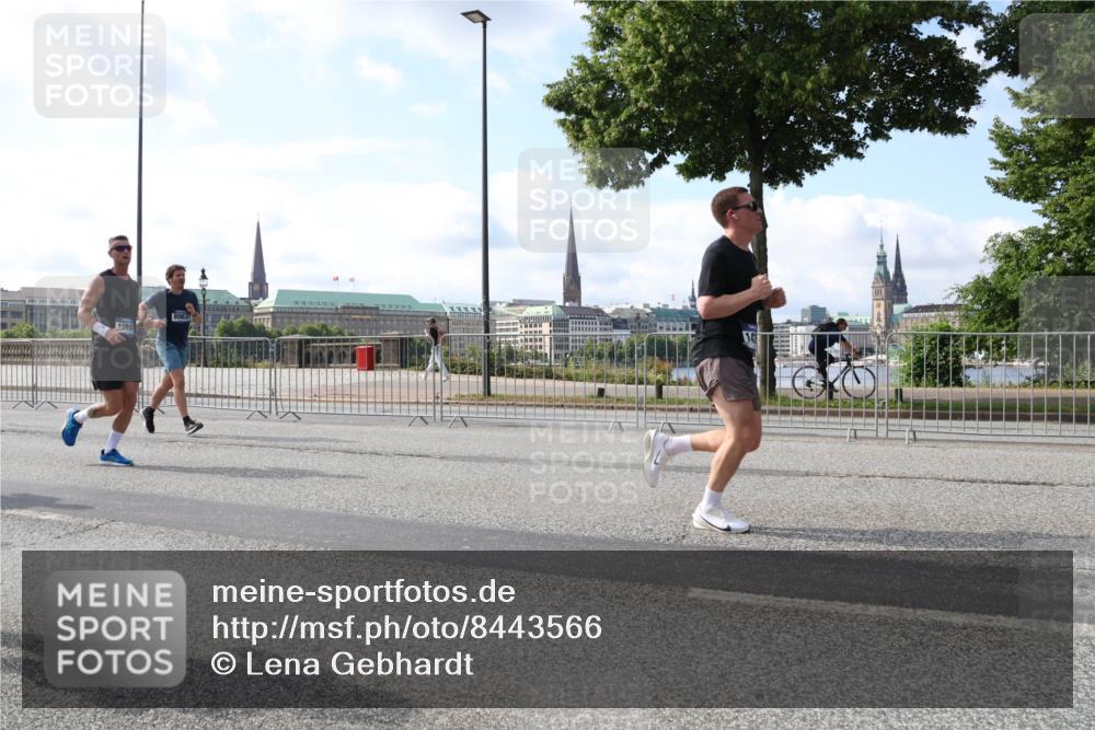 29.06.2025 - hella hamburg halbmarathon Lena Gebhardt http://msf.ph/oto/8443566 29.06.2025 09:53:10 Lombardsbrücke 1999, 1012, 1070, 1163, 1176, 1391, 1466, 1558, 1613, 1735, 1750, 1759, 1782, 2048, 2189, 2213, 2233, 2234, 2590, 2623, 2788, 2970, 3021, 3098, 3109, 3124, 3304, 3907, 3917, 3928, 4080, 4091, 4277, 4497, 4553, 4691, 4933, 4981, 4997, 5022, 5132, 5476, 5477, 5623, 5624, 5682, 5692, 6081, 6152, 6203, 6375, 6460, 6712, 6716, 7005, 7093, 7147, 7191, 7204, 7322, 7325, 7450, 7599, 7765, 7843, 8063, 8145, 8467, 8664, 9126 meine-sportfotos.de
