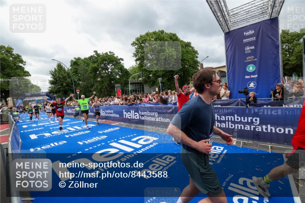 29.06.2025 - hella hamburg halbmarathon Zöllner http://msf.ph/oto/8443588 29.06.2025 10:56:55 Ziel 1955, 2282, 2378, 2741, 2759, 3836, 5418, 6835, 7716, 13816, 15097, 16008, 16009, 16620, 16679, 17133 meine-sportfotos.de