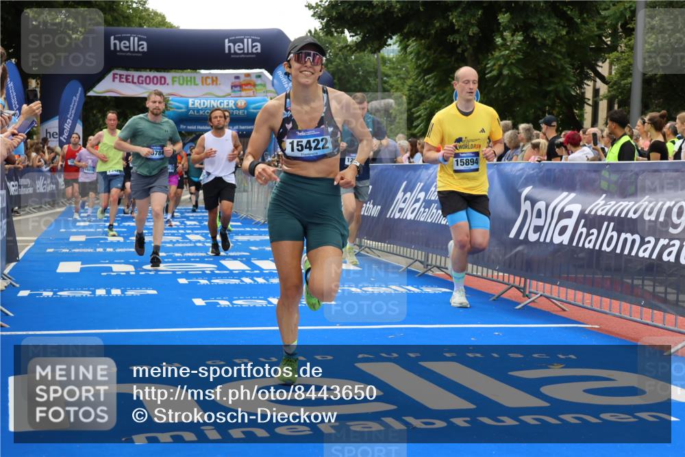 29.06.2025 - hella hamburg halbmarathon Strokosch-Dieckow http://msf.ph/oto/8443650 29.06.2025 10:49:22 Ziel 1342, 1476, 2878, 4183, 4185, 6158, 8437, 8813, 9348, 10053, 10189, 11339, 11779, 11819, 12670, 13269, 13450, 14526, 14838, 15422, 15784, 15894, 15966, 16891, 18476, 18887, 18960 meine-sportfotos.de