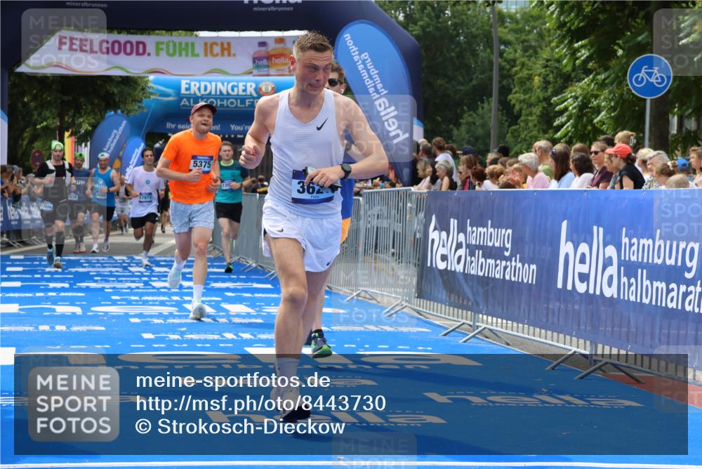 29.06.2025 - hella hamburg halbmarathon Strokosch-Dieckow http://msf.ph/oto/8443730 29.06.2025 10:39:57 Ziel 1603, 2563, 2573, 2826, 3626, 4766, 5050, 5375, 6080, 6149, 7981, 8467, 8574, 11714, 12091, 13514, 15421, 15813, 17973 meine-sportfotos.de