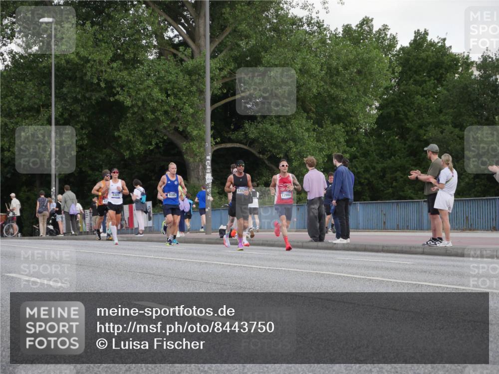 29.06.2025 - hella hamburg halbmarathon Luisa Fischer http://msf.ph/oto/8443750 29.06.2025 09:45:04 Kennedybrücke 12520, 5301, 9385, 12992, 4338, 9097, 9385 meine-sportfotos.de