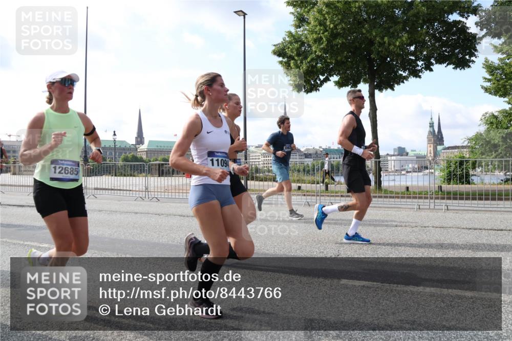 29.06.2025 - hella hamburg halbmarathon Lena Gebhardt http://msf.ph/oto/8443766 29.06.2025 09:53:11 Lombardsbrücke 12685, 11094, 1012, 1070, 1163, 1176, 1391, 1466, 1558, 1613, 1735, 1750, 1759, 1782, 2048, 2189, 2213, 2233, 2234, 2365, 2402, 2590, 2623, 2788, 2970, 3021, 3098, 3109, 3124, 3304, 3907, 3917, 3928, 4080, 4091, 4277, 4497, 4553, 4691, 4933, 4981, 4997, 5022, 5132, 5476, 5477, 5623, 5624, 5682, 5692, 6081, 6152, 6203, 6375, 6460, 6712, 6716, 7005, 7093, 7147, 7191, 7204, 7322, 7325, 7450, 7599, 7765, 7843, 8063, 8145, 8467, 8664, 9126 meine-sportfotos.de