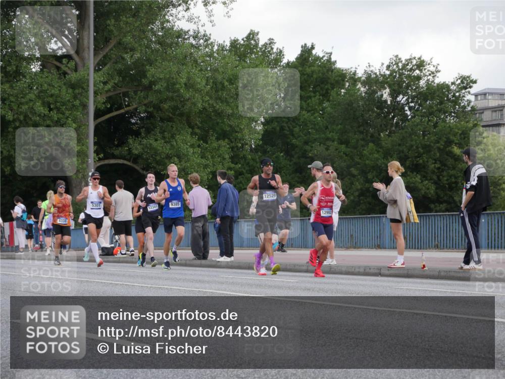 29.06.2025 - hella hamburg halbmarathon Luisa Fischer http://msf.ph/oto/8443820 29.06.2025 09:45:05 Kennedybrücke 4338, 5301, 12341, 9385, 12529, 12992, 4338, 9097, 9385 meine-sportfotos.de